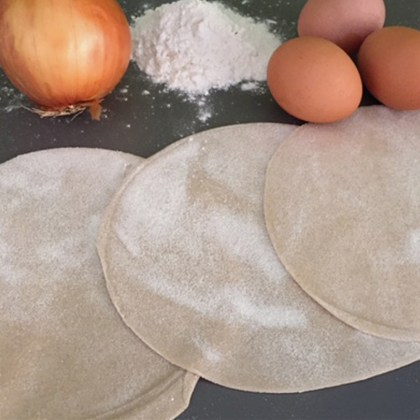 Teigblätter für Zillertaler Krapfen handgetrieben